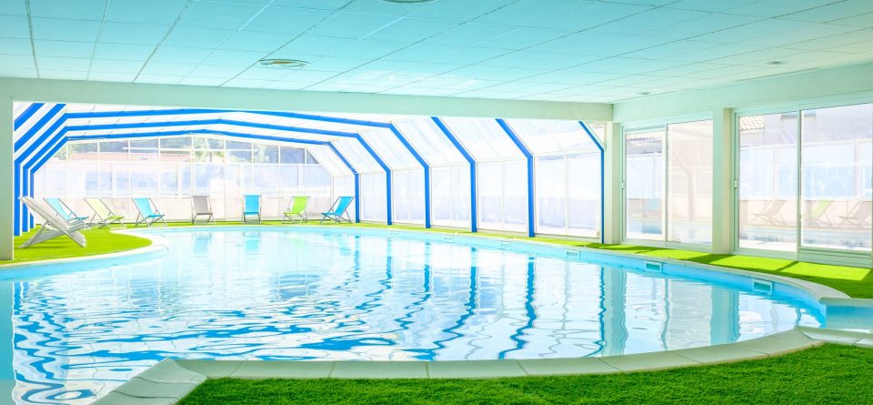 camping avec piscine couverte à la tranche sur mer